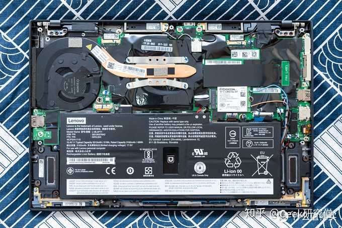 可以看到thinkpad x1 carbon 2019的散热模组主要集中于左侧,单风扇单