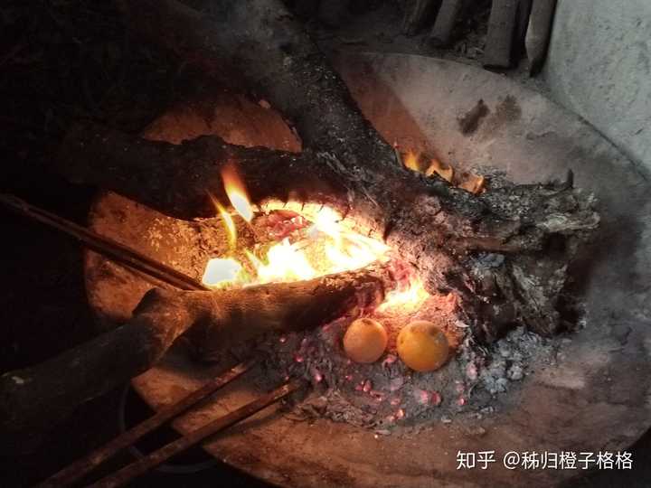 破旧的大铁锅,用来烤火,可以边烤火边烤红薯橙子.