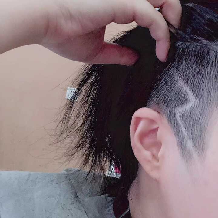 我是女生～来浪一波 刷了评论看见流长发丸子头男孩纸那么多,我觉得我