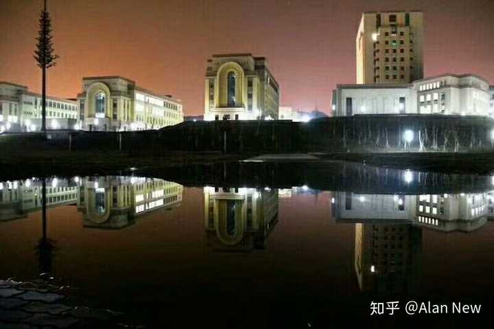 新疆师范大学周边有什么好吃的或者好玩的地方?