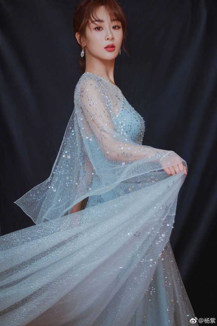 大家有存的让你觉得惊艳的女明星礼服图吗?