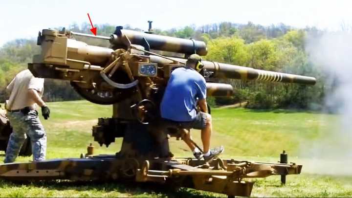 88毫米高射炮除了炮管之外周围还有两三个圆柱体,那些