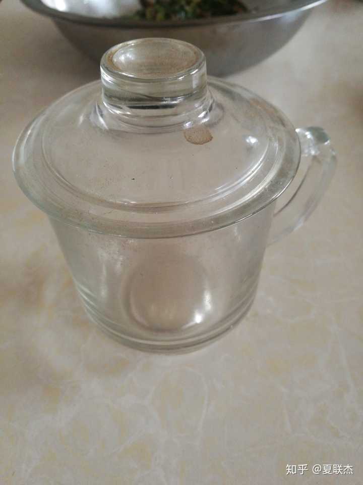 老村长酒这种杯子,最多可以装4-5两酒.