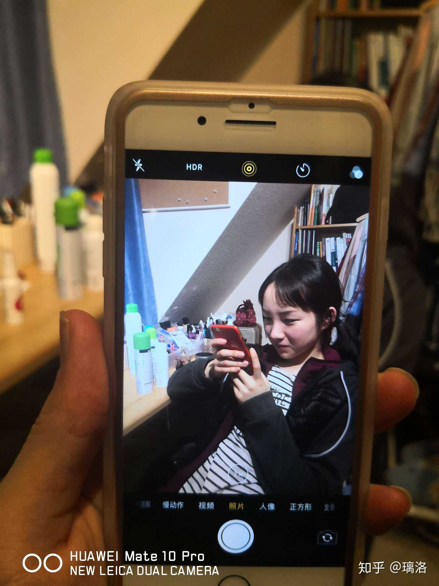 苹果的白平衡是不是过于惨白了一点.墙壁颜色白成那个样子.