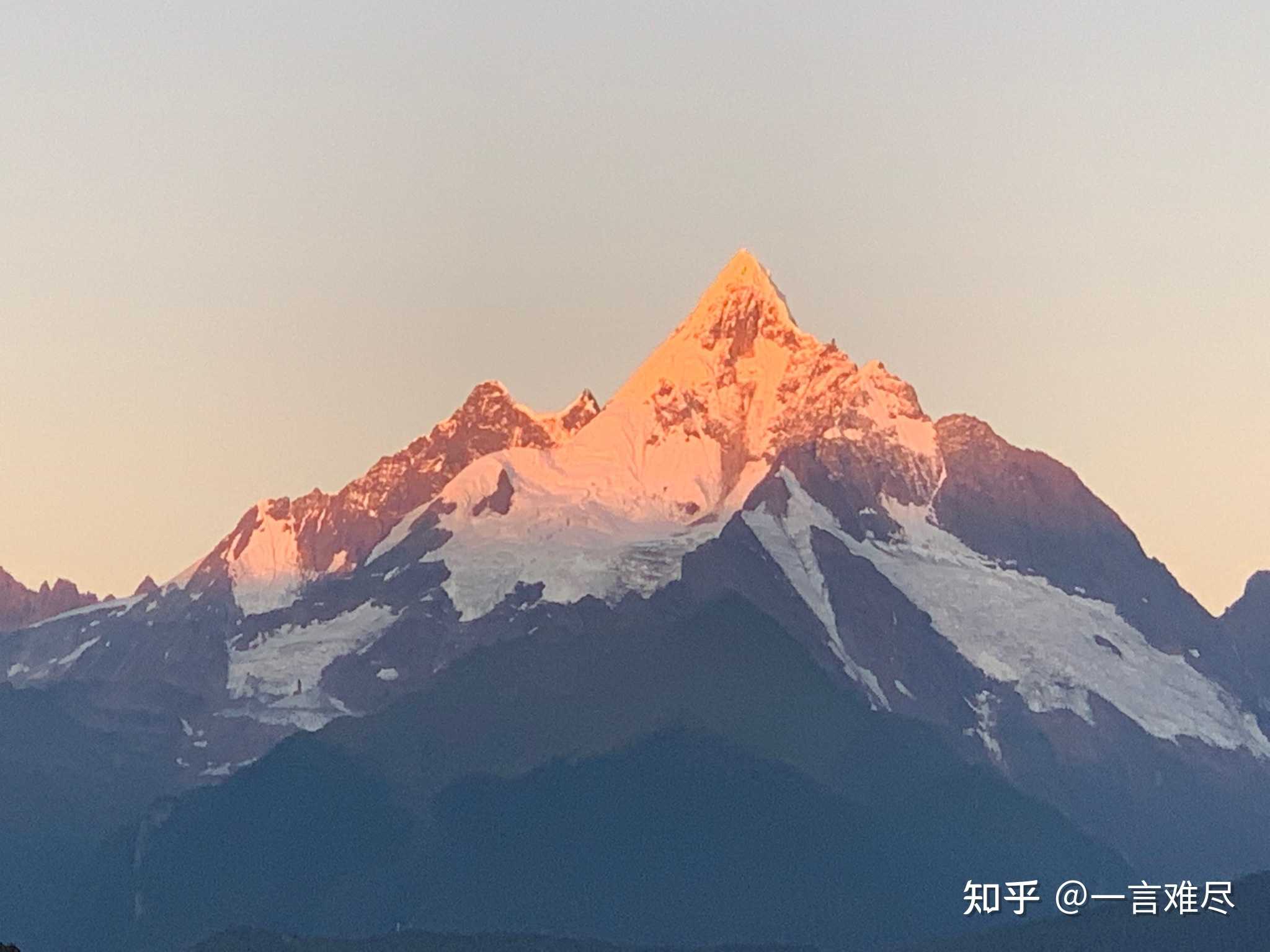 梅里雪山,日照金山,太美了,照片根本无法突出它的美感.