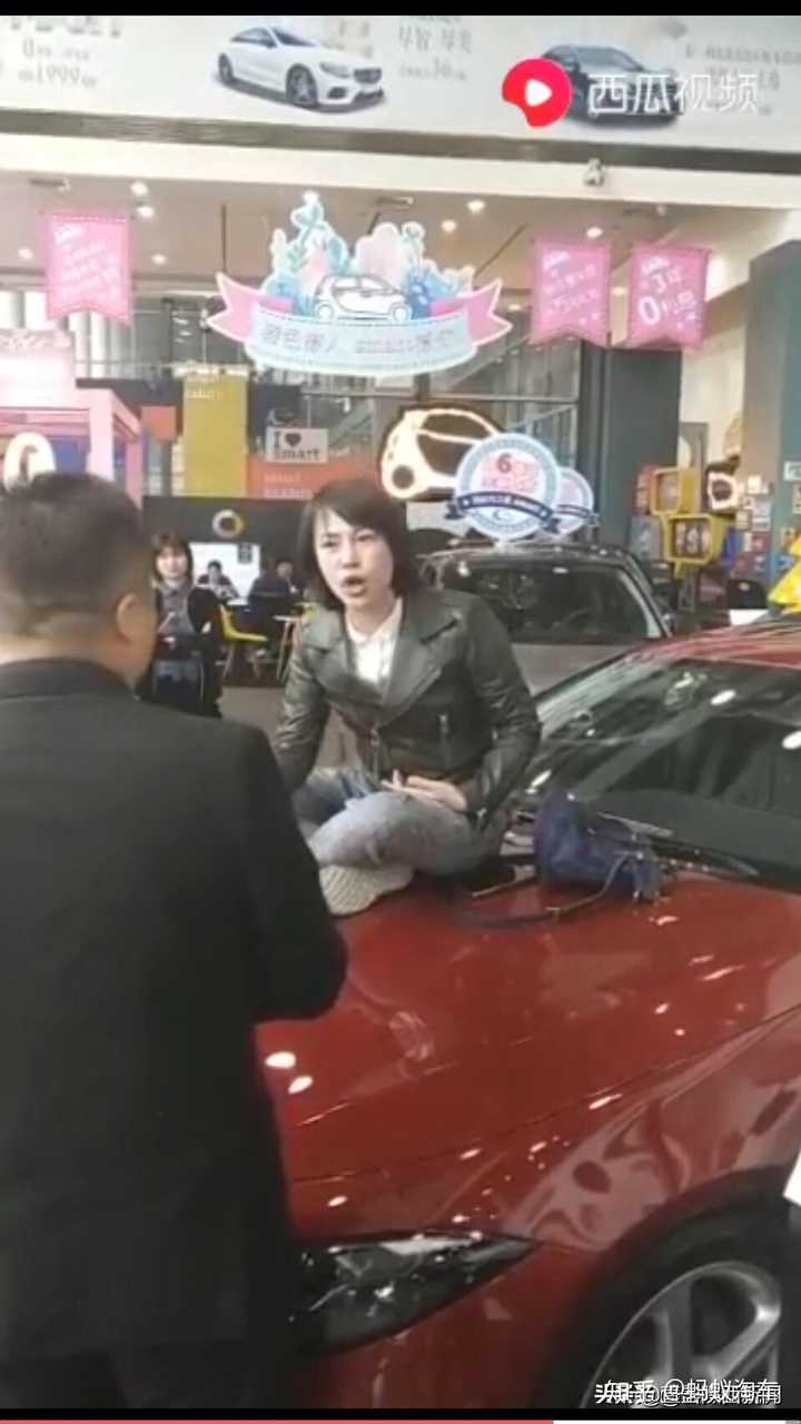 如何看待女车主西安奔驰买车后,没开出店门就发动机漏油,却被告知只能