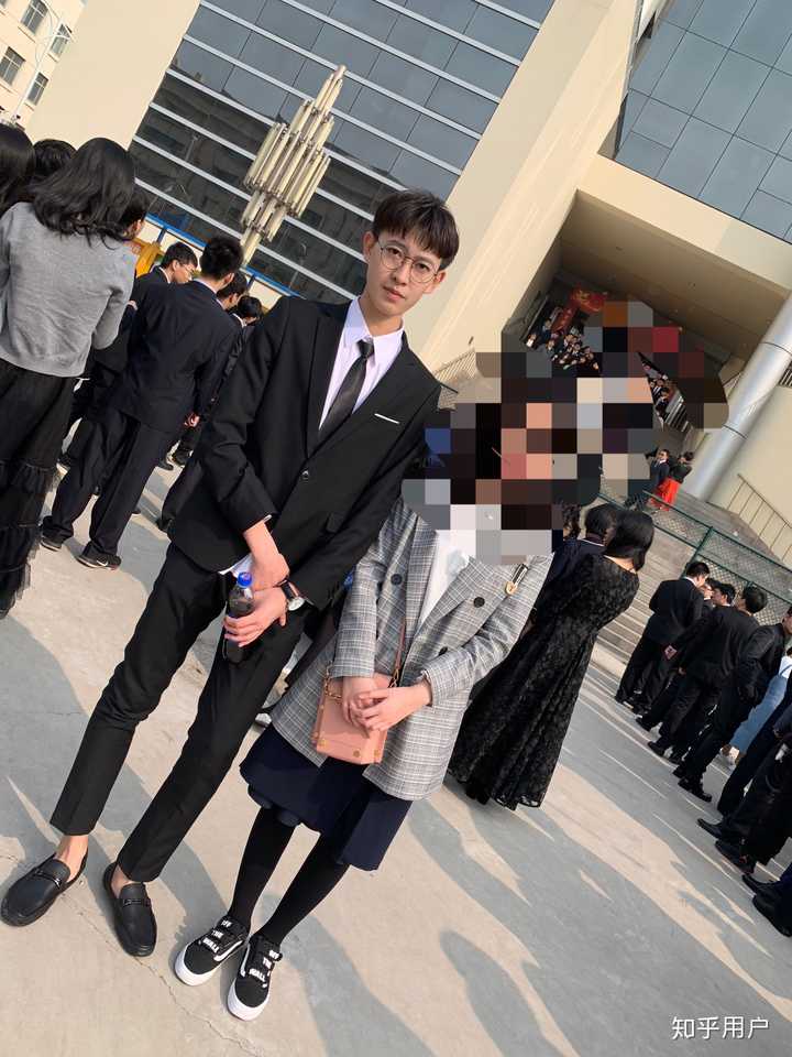 成人礼时我们学校要求男生穿西服