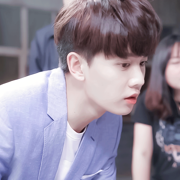 可以分享下任嘉伦的神仙照片吗,谢谢啦(ps:因锦衣之下入坑,超级喜欢