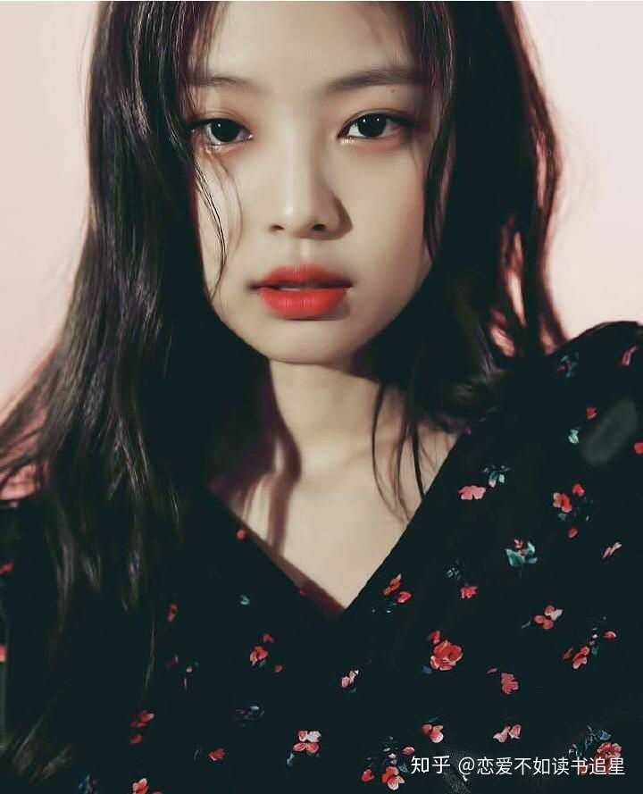 jennie眼睛大鼻子小挺脸型顺畅头型好关键作为艺人她能驾驭很多妆容