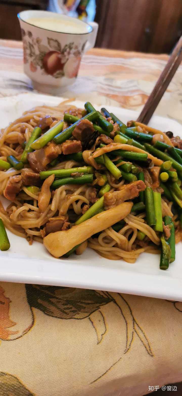 蒜苔炒肉拌面加了海鲜菇后,鲜得不得了