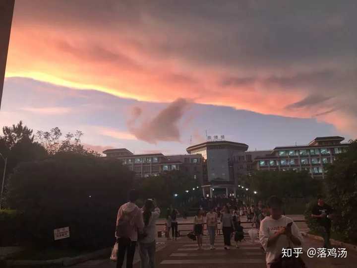 附上我桂林旅游学院校园一角