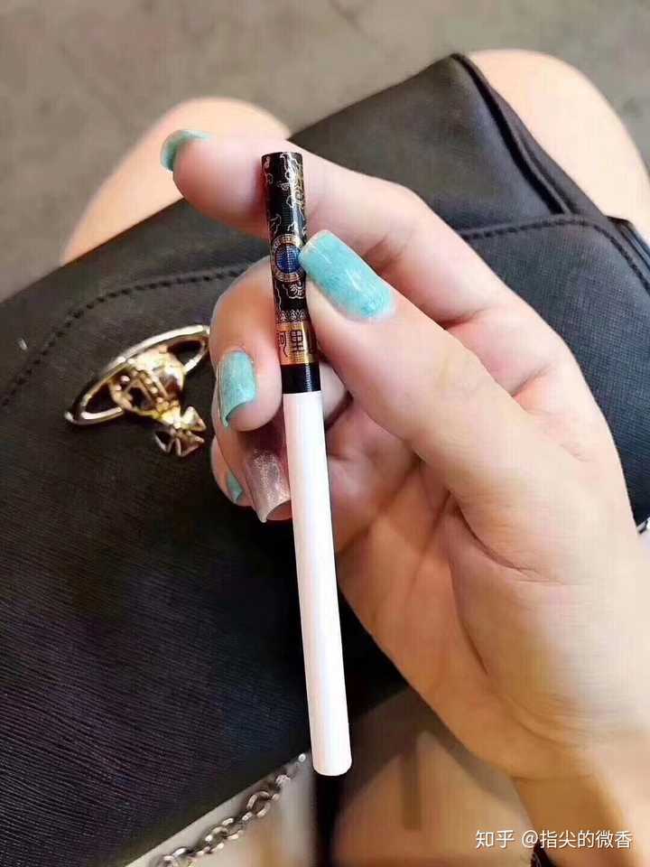 更适合女生, 还有一个就是爱喜系列的,这个系列全都是细支烟,抽的时候