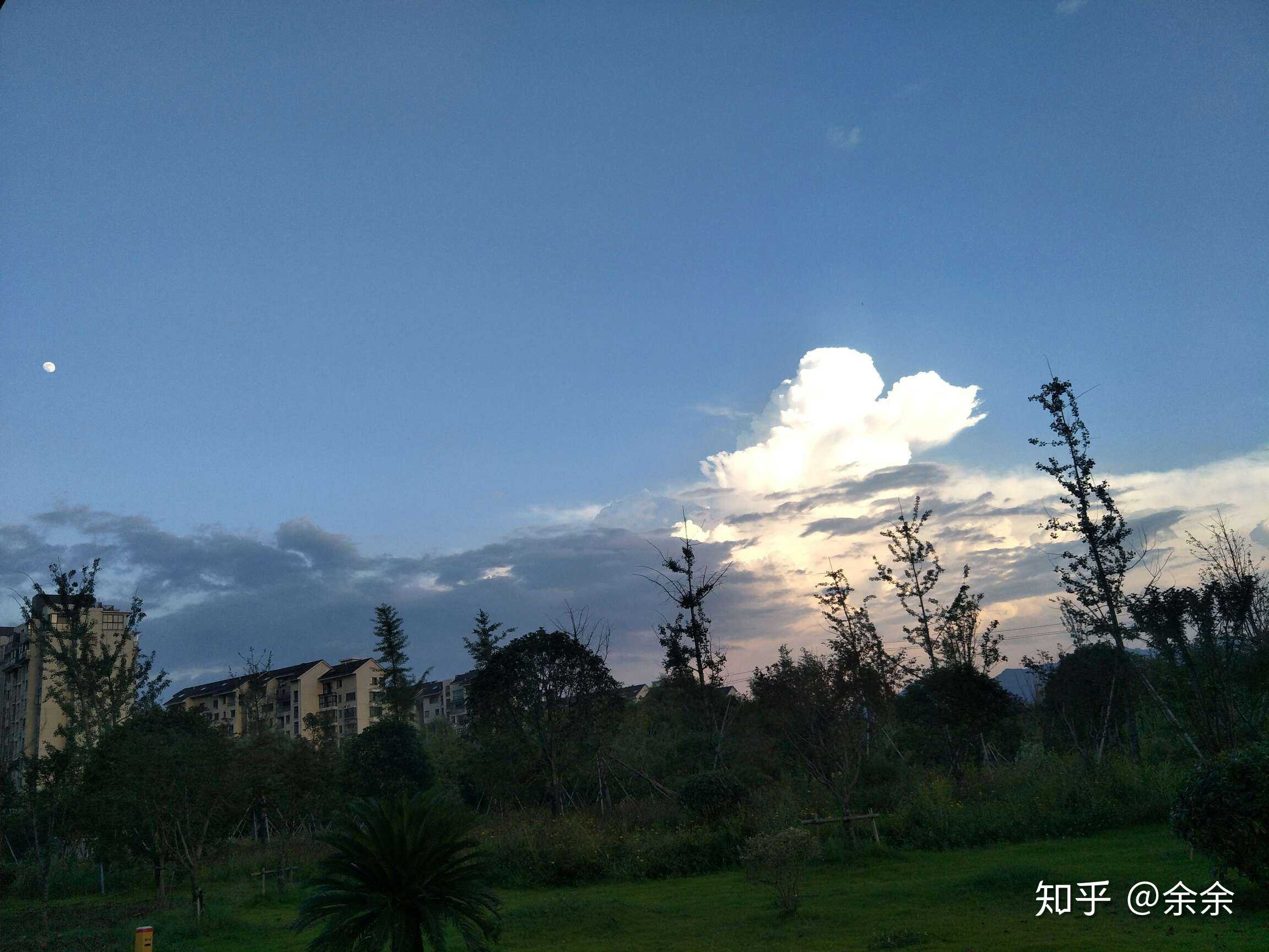 走过风风雨雨,经历分分合合,心底涌起来的凄凉,吹散在云朵里.