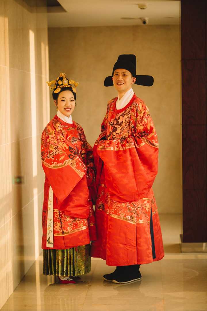 中国清朝以前,参加重大场合穿的礼服是什么样的?