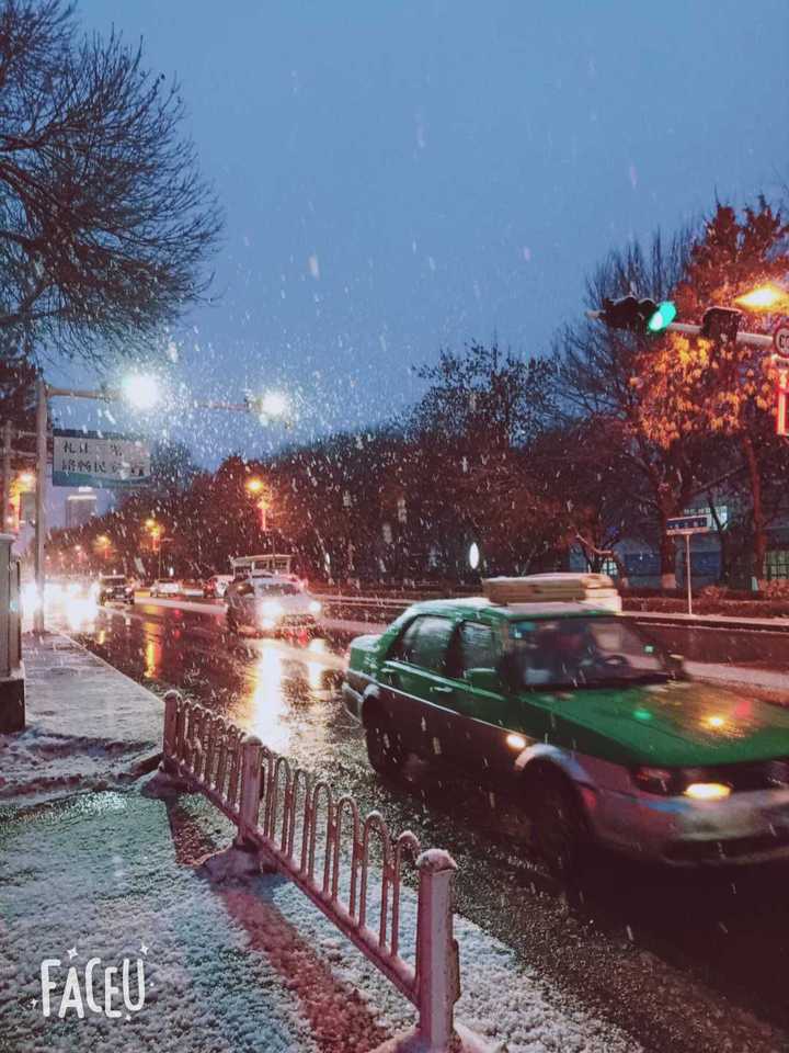 大一的冬天,和舍友去看电影,回来时下雪了.雨夹雪.