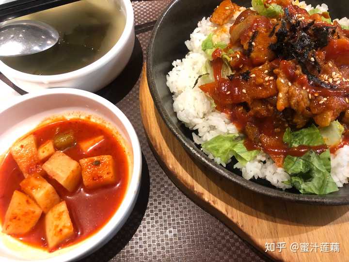 在万象天地顶层美食城吃的五花肉饭,辣白菜比饭还好吃,很爽口.