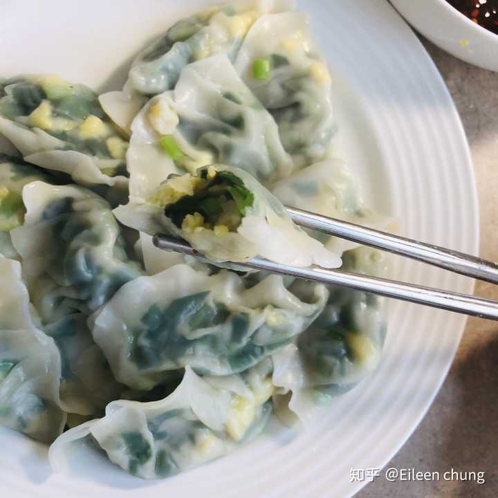 三鲜馅的饺子,用韭菜虾仁鸡蛋包的,我觉得挺好吃也比较清淡.