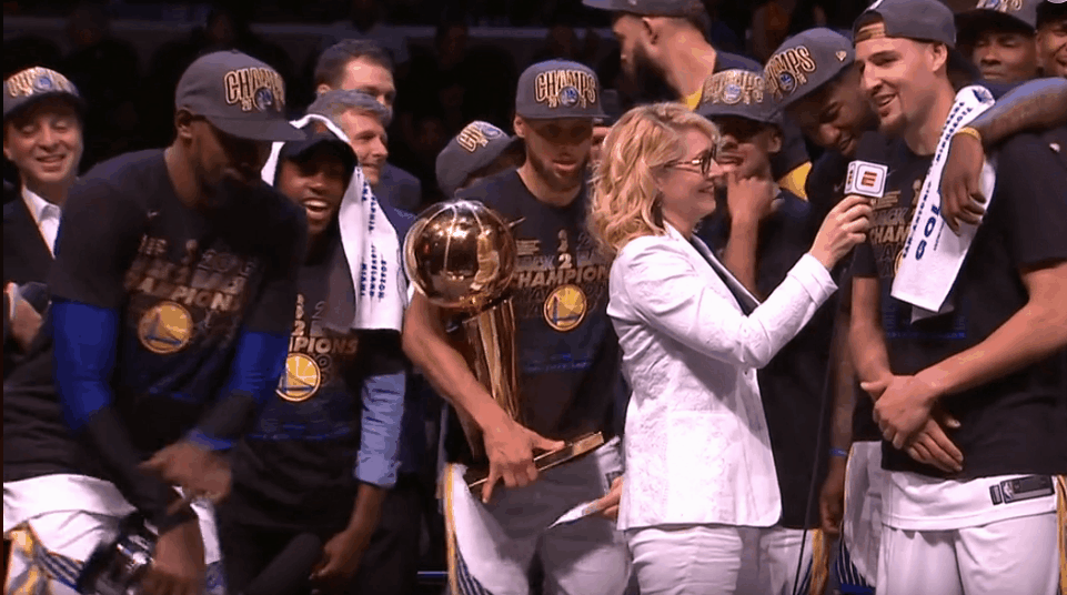 随后采访汤普森,后面人全队都在尬舞,也就从这一时刻总冠军奖杯一直在