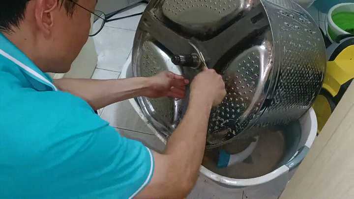 合租房波轮洗衣机已清洗过且缸内看很干净开盖总能会闻到霉味如何去除