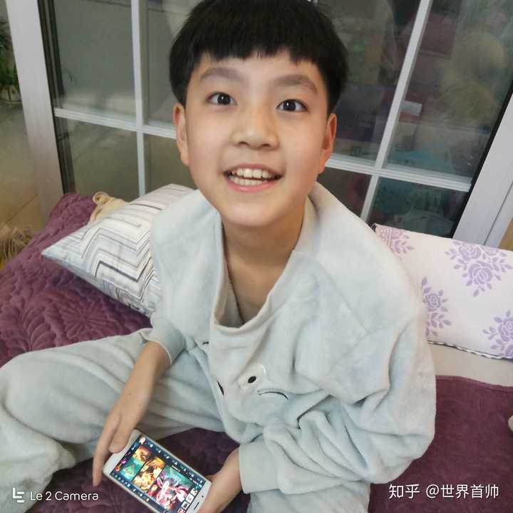 亲弟弟 07年的 属猪 现在六年级  我把他的照片打印出来 然后挂到他
