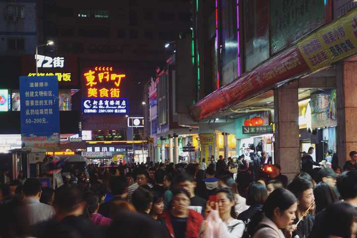 东门美食街,听说来深圳一定要来的一条街,周末真的是人挤人