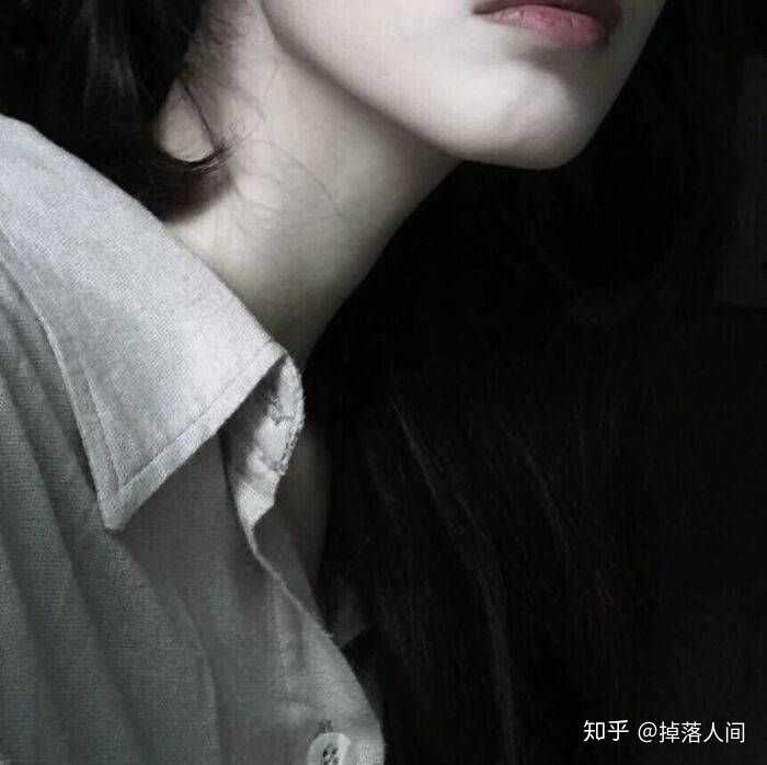 有哪些丧丧的看起来有些高冷的女生头像呀?