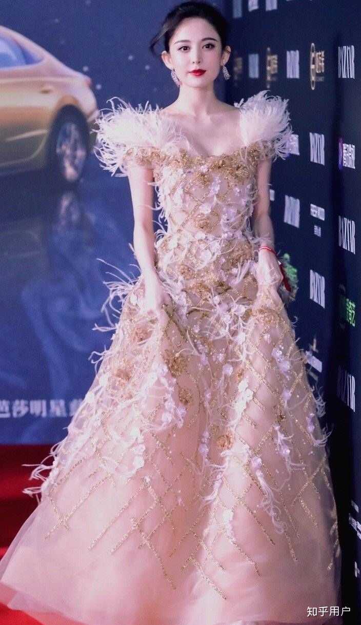 国内女明星有哪些惊为天人的礼服造型?