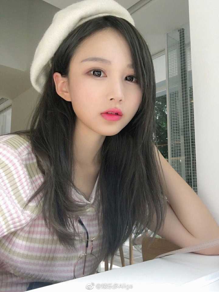微博上有哪些经常发自拍的美女?