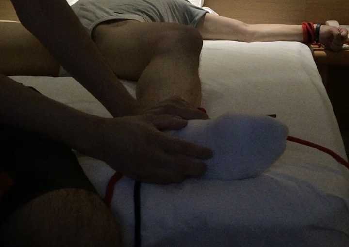 被人捆住挠脚心是怎样的体验?