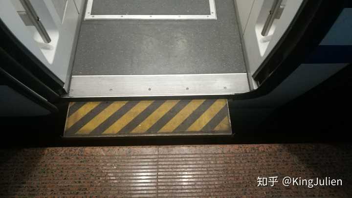 了继承 同时,crh380d车身与站台间隙较大,好在有挡板(点名批评crh2c