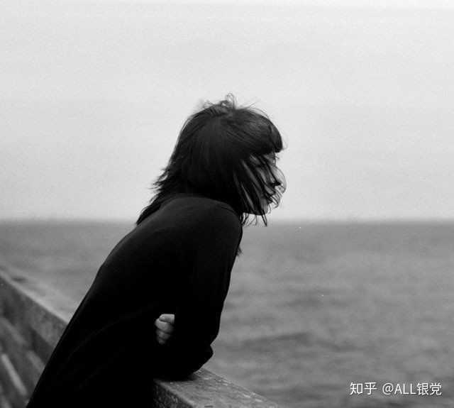 我这一生饮过的酒,流过的泪,都不及你转身离开时带来的苦涩让我难过.