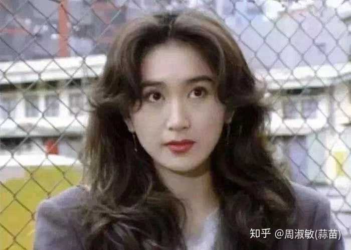 复古发型最大的特点就是从头顶开始卷,刘海也不放过,几乎所有的头发都