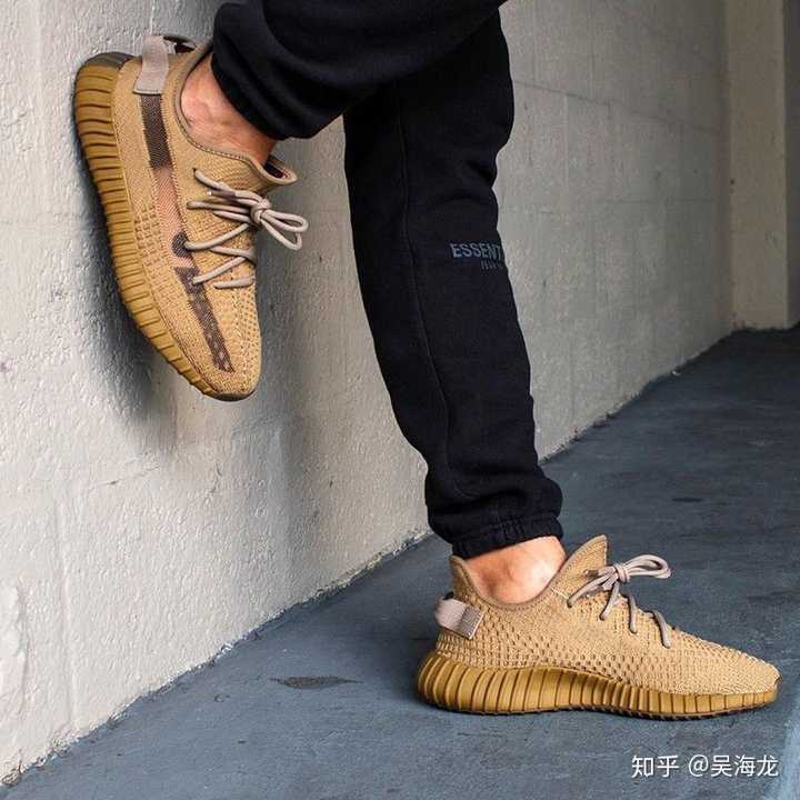 最常见的yeezy原始鞋带的系法见下图,顶部自然的打个结,不需要多高的