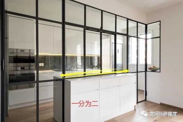 厨房门联窗做法,下方收纳柜代替墙体,同样可以实现开放,引光入室的