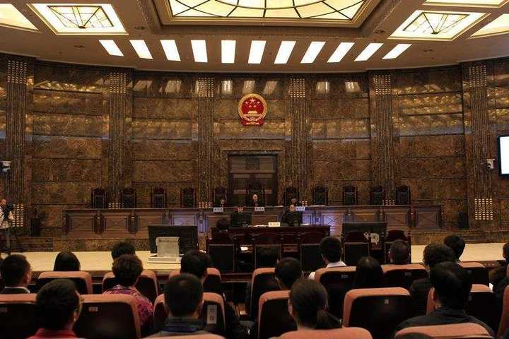 中国最高法院审判时有几位法官在场?