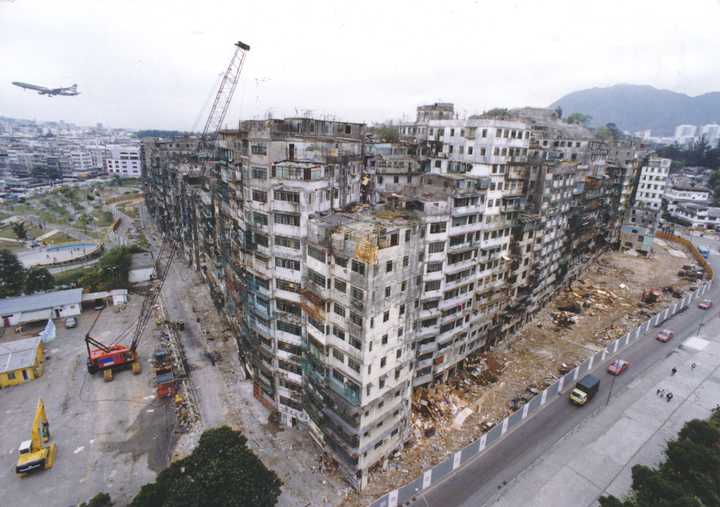 1943年日军拆除九龙寨城的城墙,以扩建启德机场.