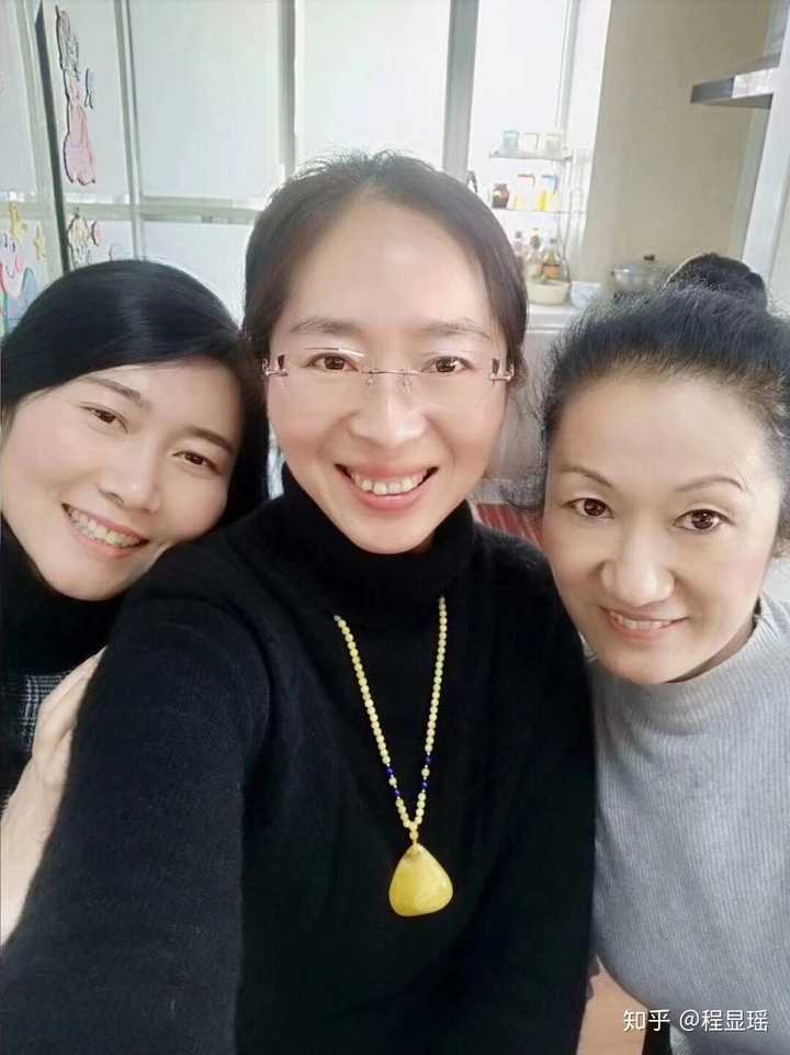 我 无语 这三张是我妈这两年出去玩的照片 每次我在朋友圈发我妈 大