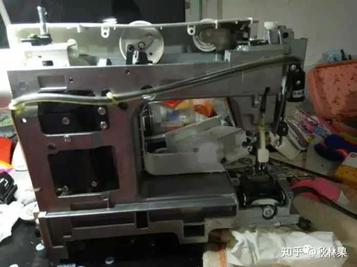 钢骨架,比如下图是胜家2273的拆机图,看着就比兄弟的缝纫机坚固很多