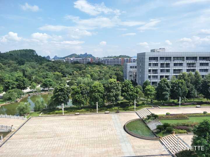 桂林理工大学雁山校区有三个食堂,我们都管它们一号食堂,二号