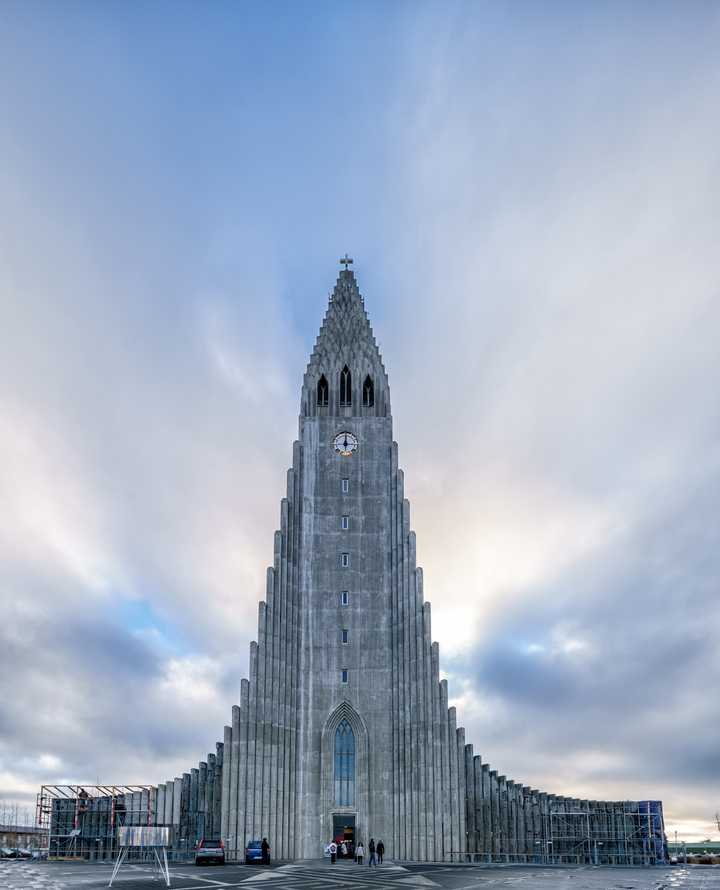 冰岛首都雷克雅未克的"正态分布大教堂".