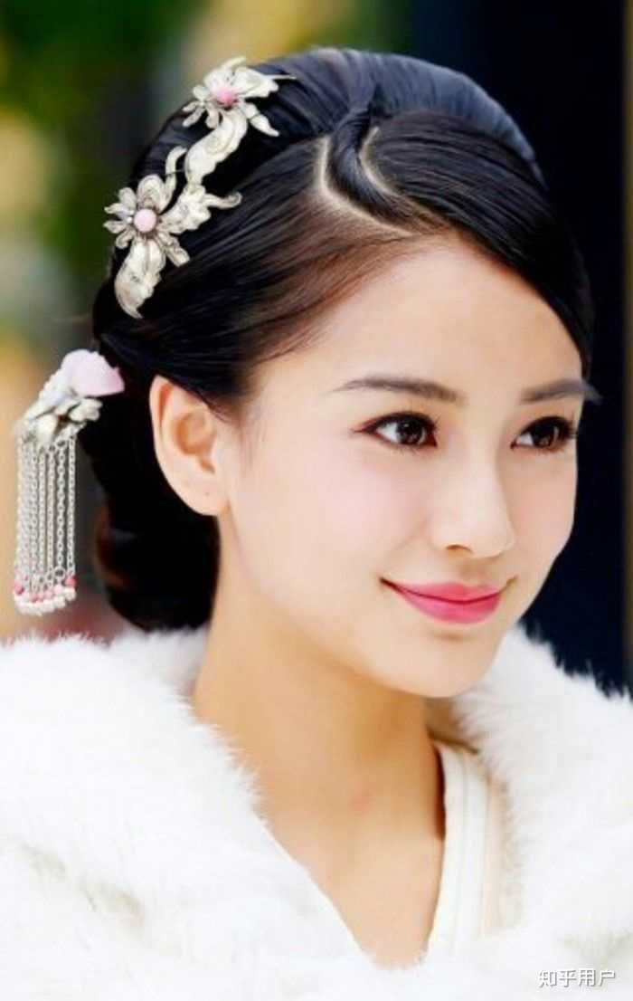 杨颖的美,嘴大的惊人,五官并不十分和谐,而且表情很单一,只会嘟嘴瞪眼