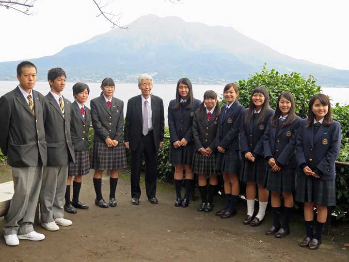 岛津修久与冲绳县学生旅游团在仙岩园
