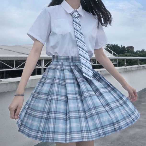 有没有像这样的头像,就只跟这个的jk不一样?