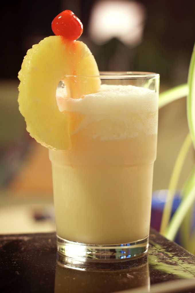 pina colada:这个里面有菠萝汁,椰奶和rum.女生都喜欢.