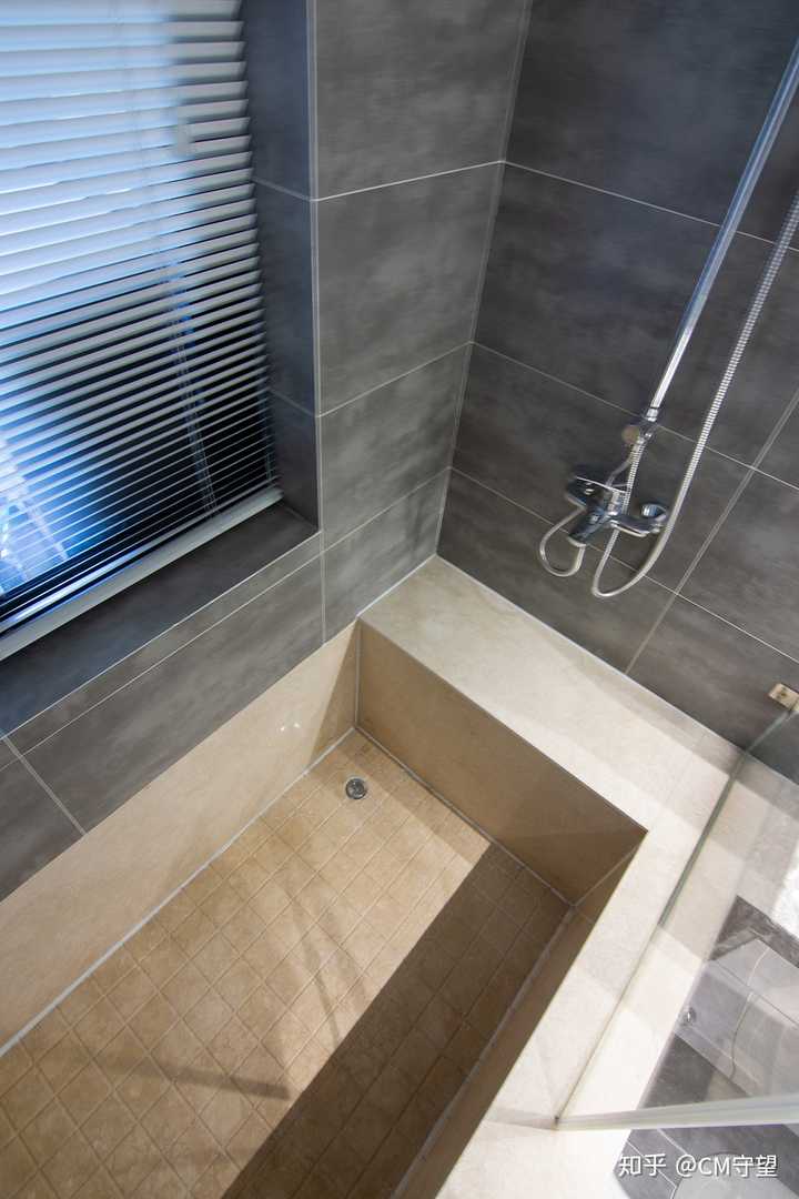 3,淋浴房&浴缸一体式设计,推荐指数★★★★,对于找不到合适浴缸尺寸