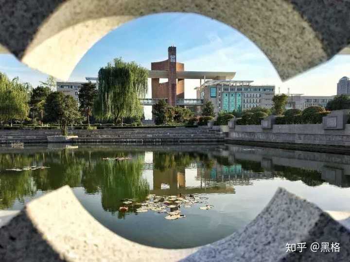 西北政法大学的图书馆或教室环境如何?是否适合上自习