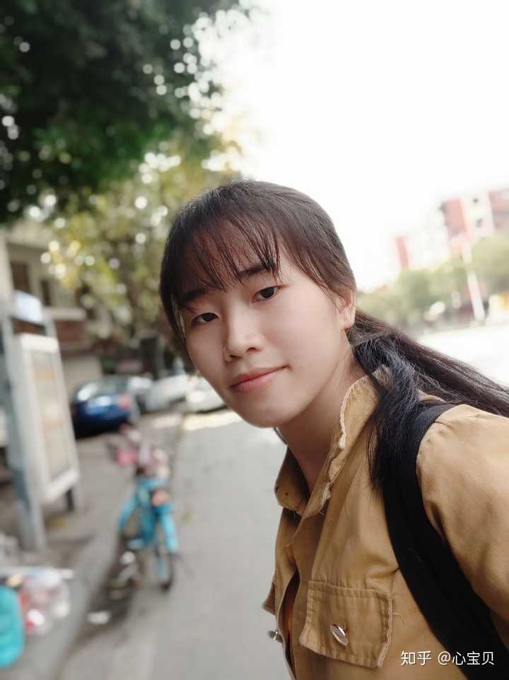 别人都说我和妹妹,说我看着像妹妹她像姐姐,我们都是笑笑就过去了.
