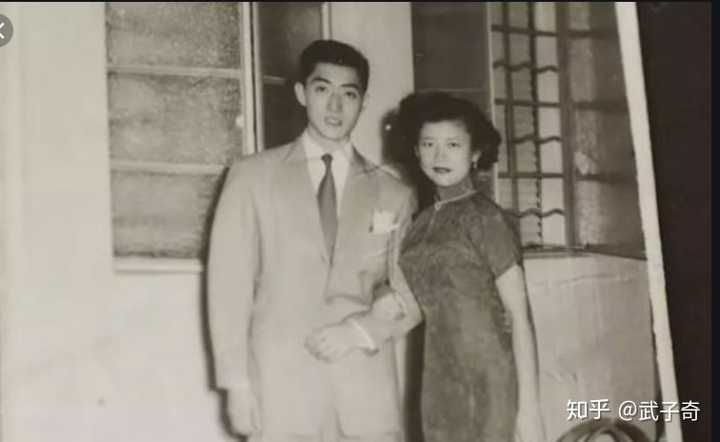 周采芹和她的第一任丈夫,她自述为新加坡富商之子,在1950年代末的合影