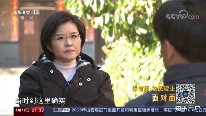 面对面记者王宁的羽绒服是什么牌子?