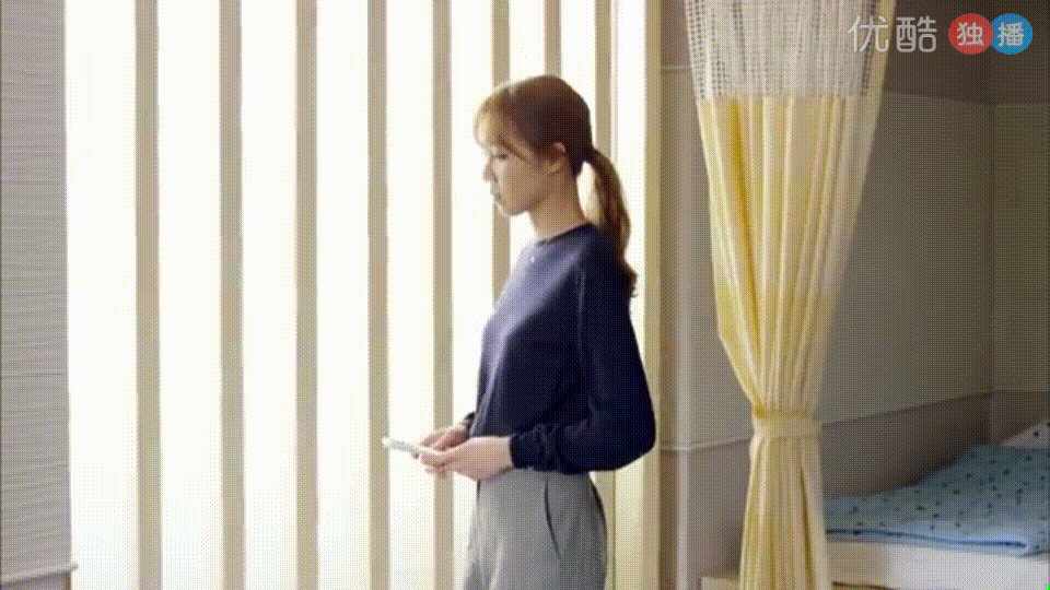 这么靓丽的套装suit  下面是小清新 不仅是女主哦,还有我们圣经小姐姐
